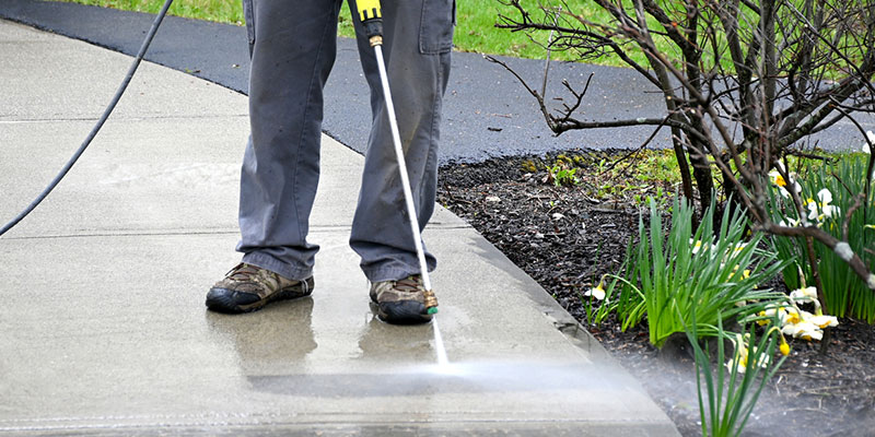 4 Key Differences Between Soft Washing and Pressure Washing
